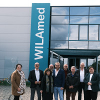 Personen im Bild: MdB Martina Stamm-Fibich (2.v.l.); Kreisrat Marcel Schneider (4.v.l.); MdB Jan Plobner (1.v.r.); WILAmed GF Michael Goerlitz (2.v.r.)